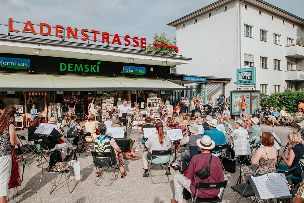 Auftritt des Dahlemer Kammerorchesters vor Onkel Toms Ladenstraße zur Fête de la Musique 2023