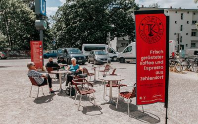 Toms Kaffeerösterei. Drinnen und draußen.