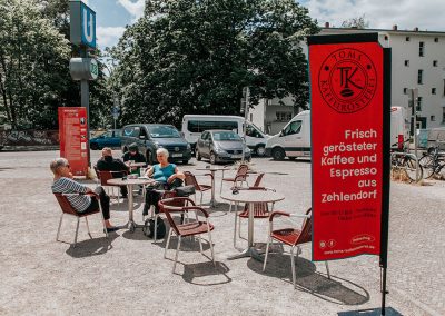 Toms Kaffeerösterei. Drinnen und draußen.